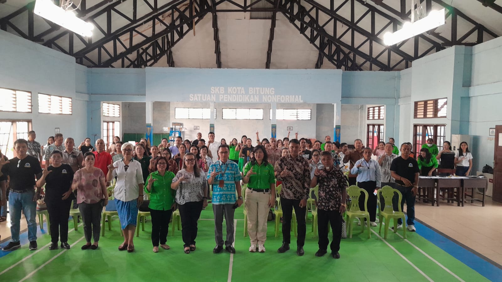 Asisten III Beny Lontoh, MA, Kadis Perpusbit Merlin Wulur, Kadis Pendidikan Fonny Tumundo bersama Narasumber dan Peserta Kegiatan