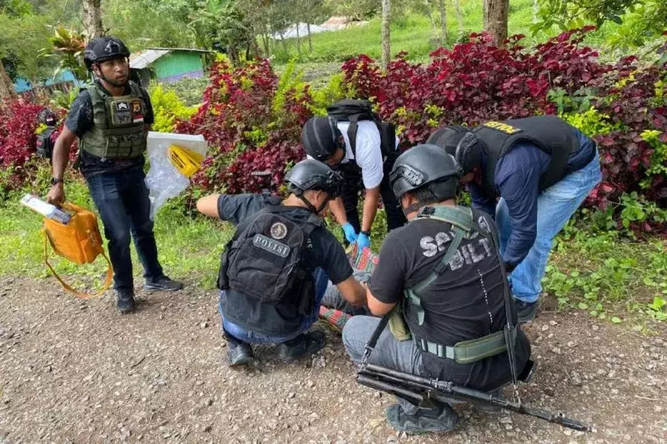 Tim gabungan dari Satgas Damai Cartenz dan Polres Jayawijaya mengevakuasi pekerja bangunan yang tewas ditembak KKB di Kampung Kwantapo, Distrik Asotipo, Kabupaten Jayawijaya, Papua Pegunungan, Rabu (4/6/2025).