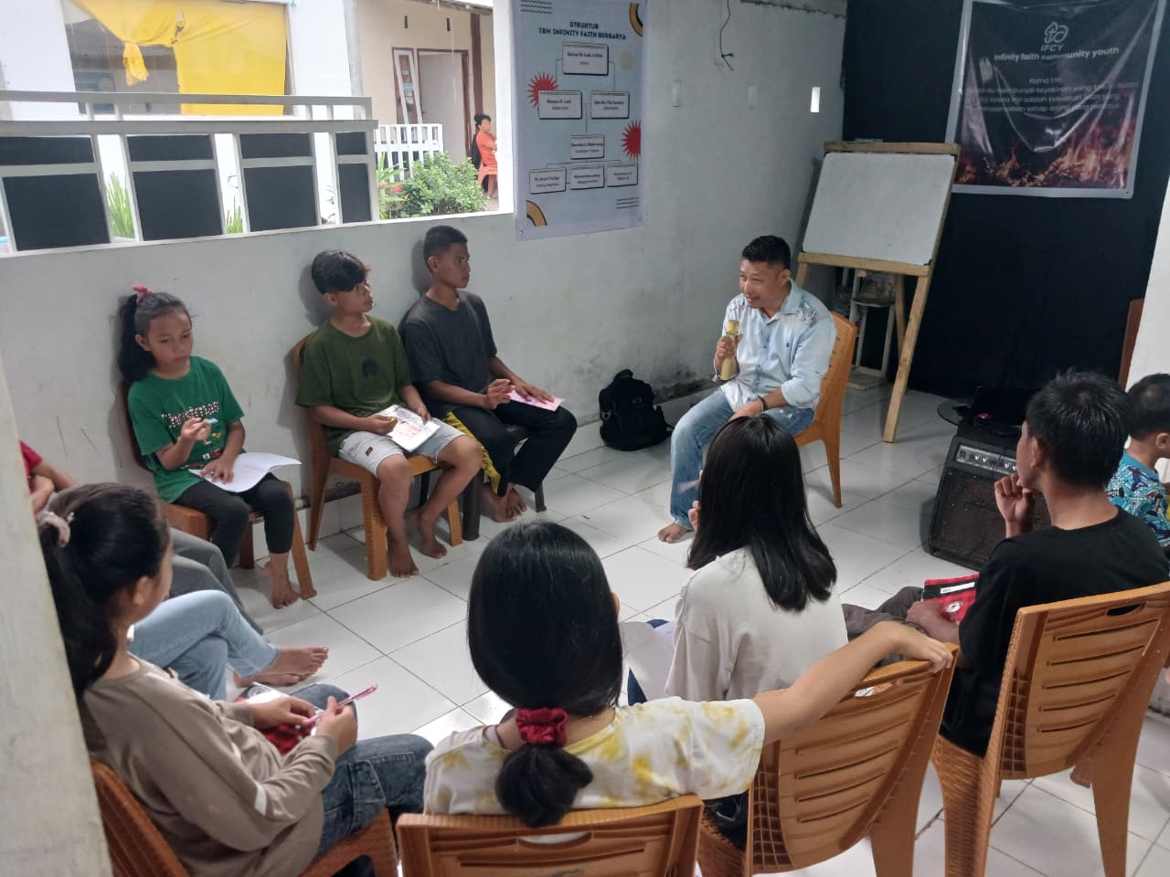 Kegiatan sharing tentang Menulis oleh Ketua TBM IFB Bitung