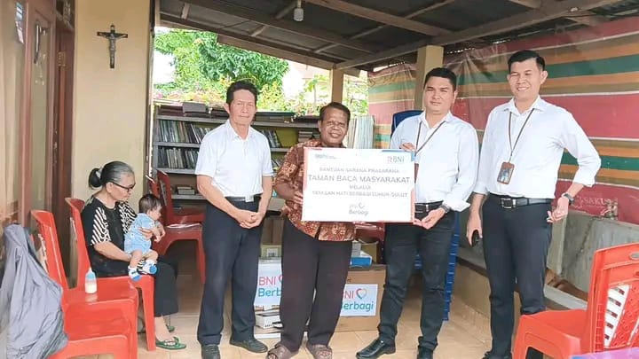 Ketua TBM Tiranus bersama Perwakilan BNI dan Yayasan HBL